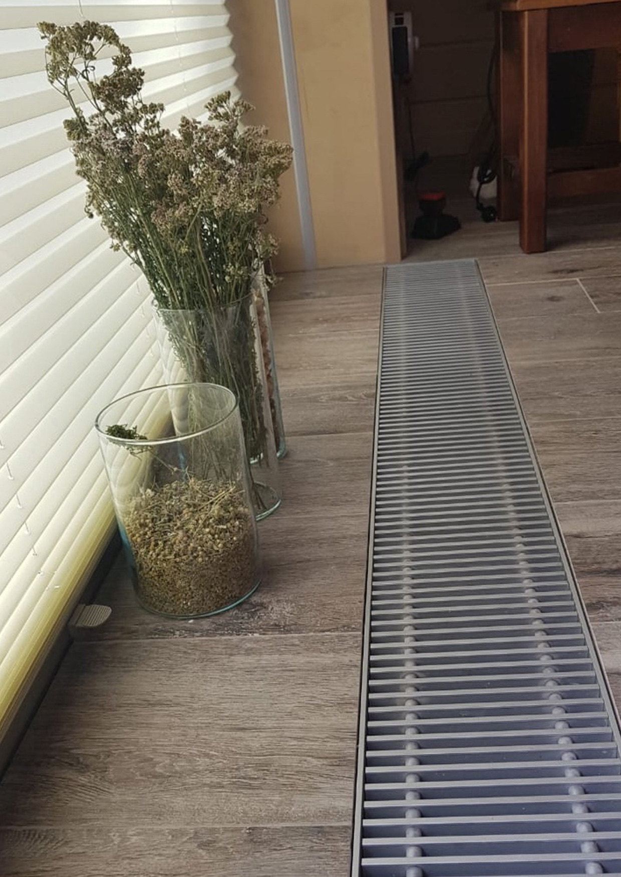 Внутрипольный конвектор Варманн Qtherm Slim вдоль стены в комнате